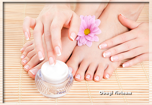 Sơn móng chân viền ánh kim