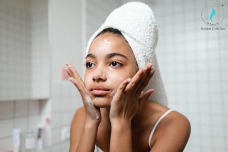Làm sạch da với sữa rửa mặt hằng ngày