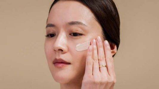 Dưỡng ẩm đầy đủ giúp bảo vệ hệ vi sinh trên da