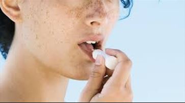 Vùng môi dễ bị bỏ xoát khi thoa kem chống nắng