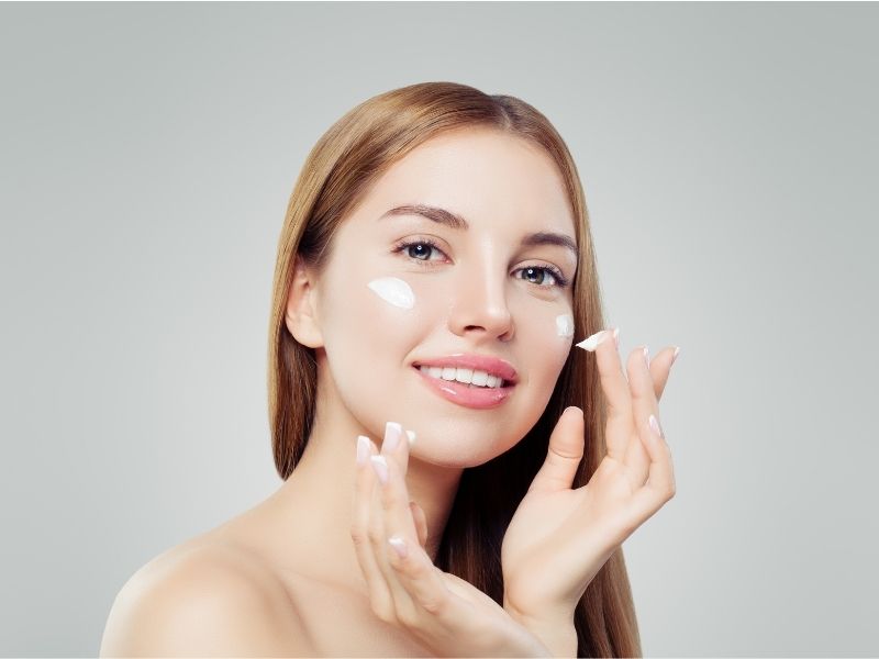 bôi kem dưỡng ẩm cho da - thói quen không thể thiếu để chăm da đúng cách