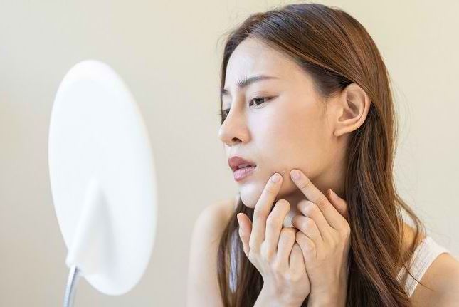 Mụn ẩn có nên nặn không