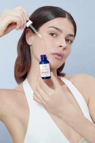 Hình: Thoa Serum Obagi Vitamin C trên da