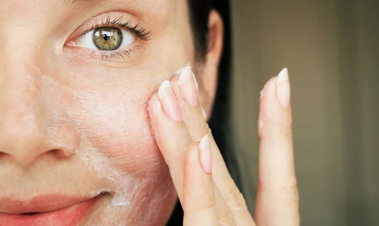 Hình: Dấu hiệu da không hợp sữa rửa mặt 