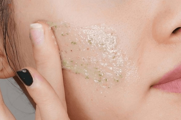 Hình: Sữa rửa mặt chứa hạt có thể gây tổn thương da